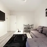 Beautiful One Bedroom Flat In Scott Ellis Gardens
