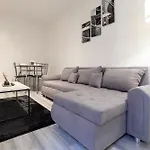 Beautiful One Bedroom Flat In Scott Ellis Gardens