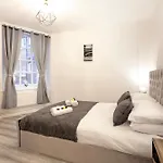 Beautiful One Bedroom Flat In Scott Ellis Gardens