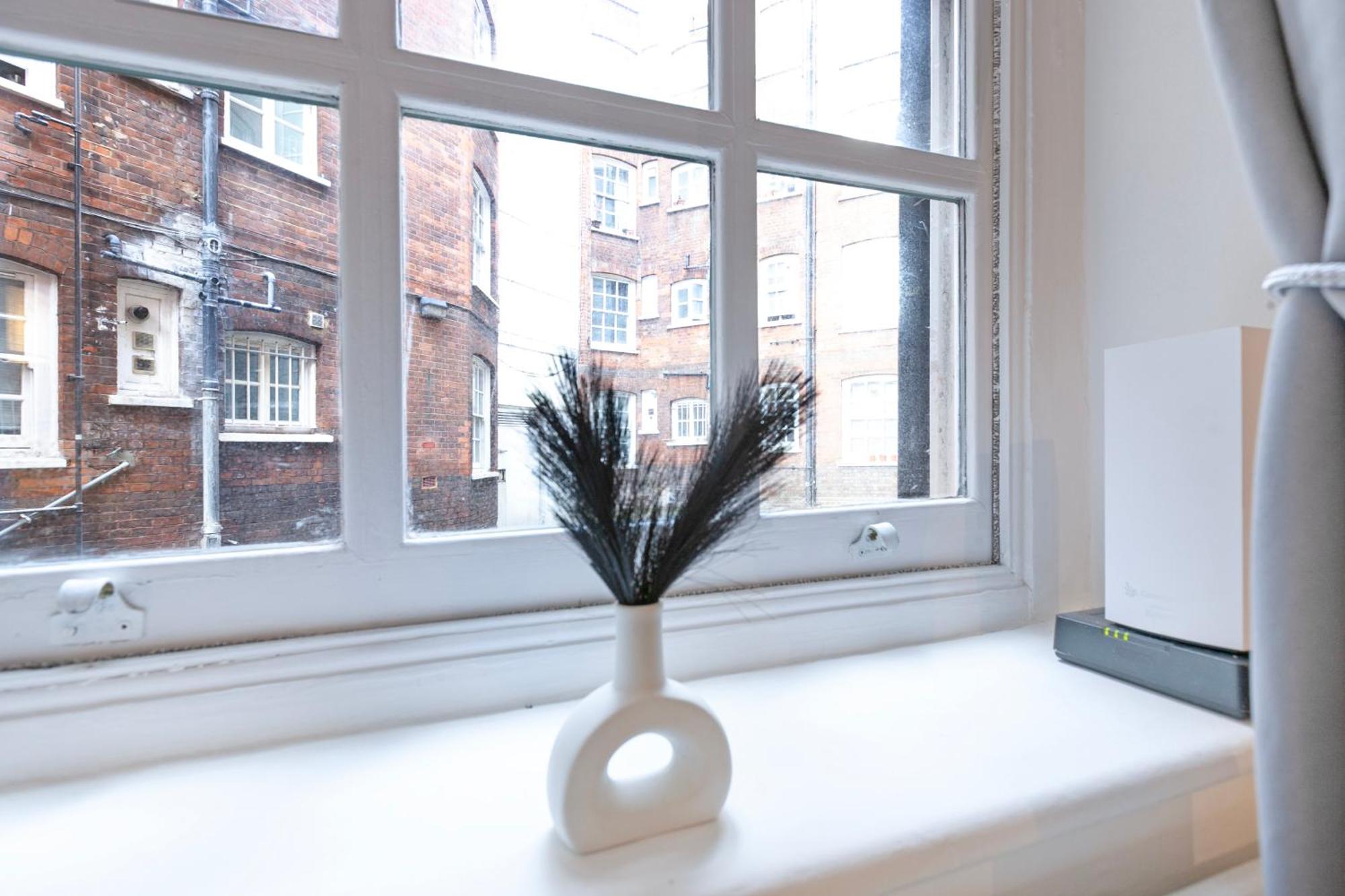 Beautiful One Bedroom Flat In Scott Ellis Gardens Londra