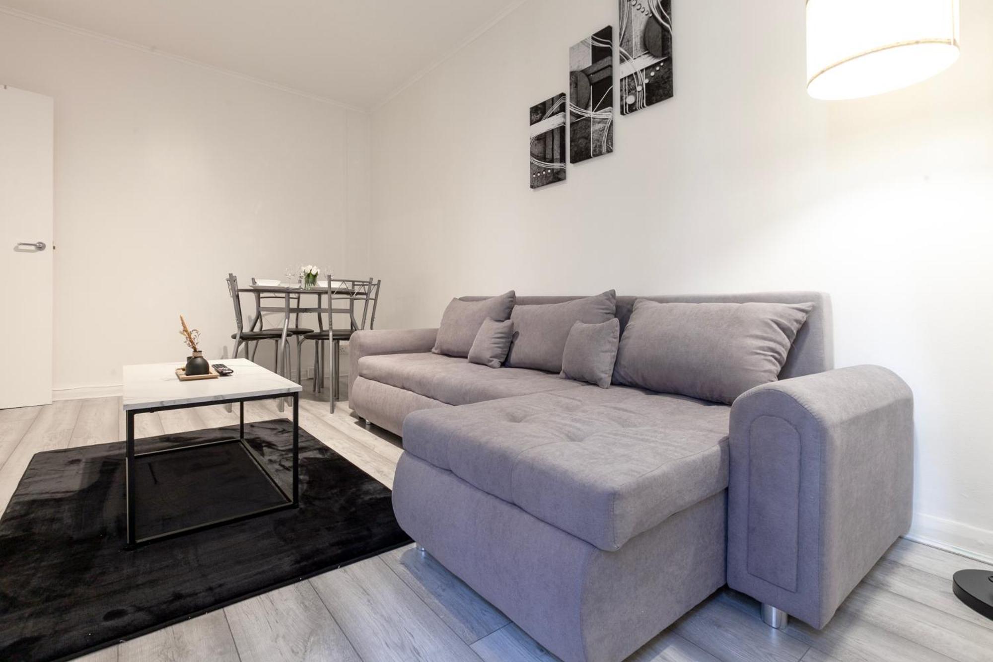 Beautiful One Bedroom Flat In Scott Ellis Gardens