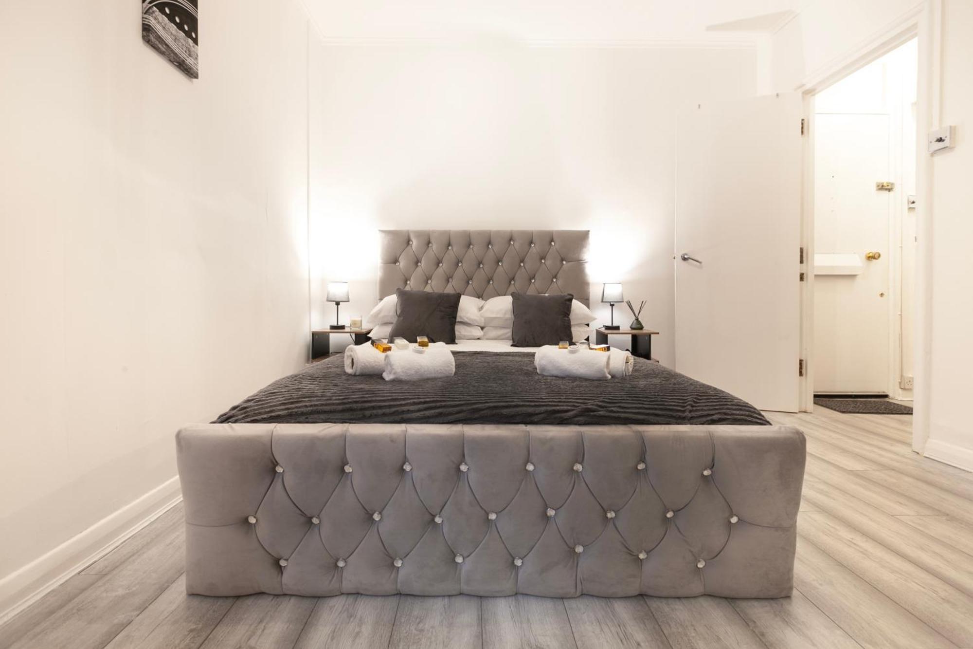 Beautiful One Bedroom Flat In Scott Ellis Gardens