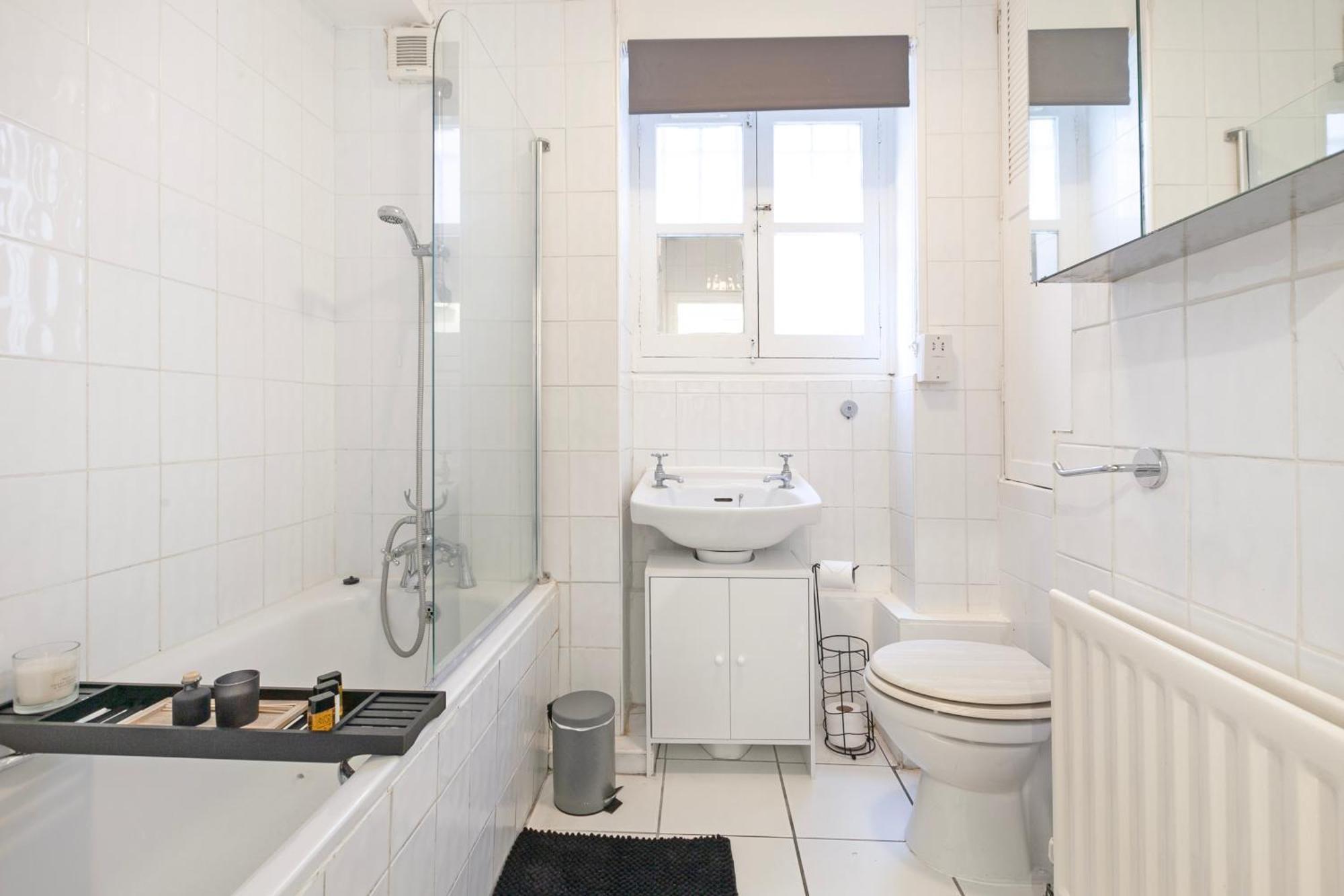Beautiful One Bedroom Flat In Scott Ellis Gardens