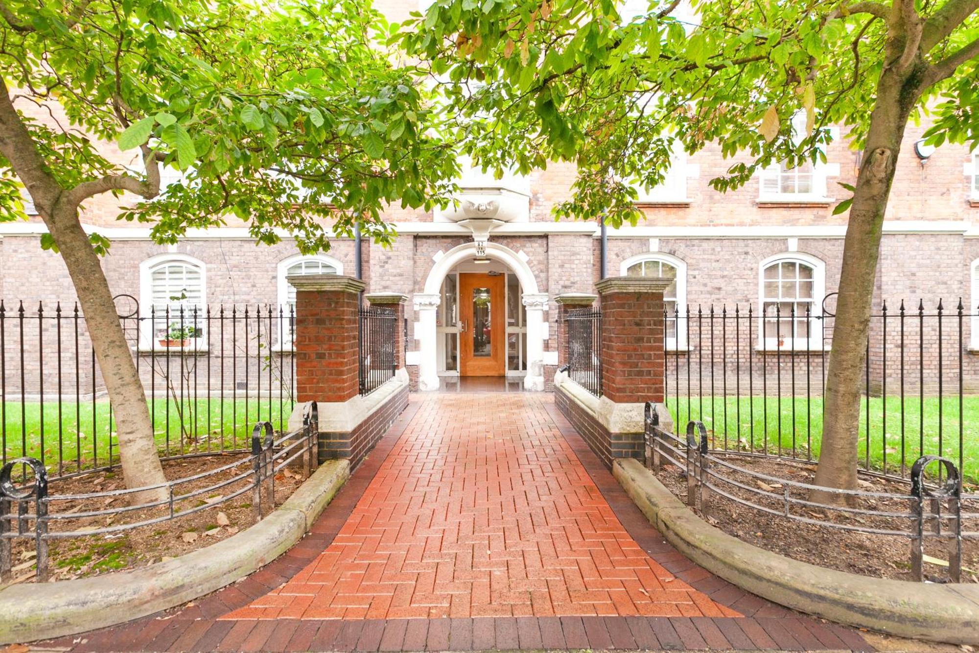 Beautiful One Bedroom Flat In Scott Ellis Gardens